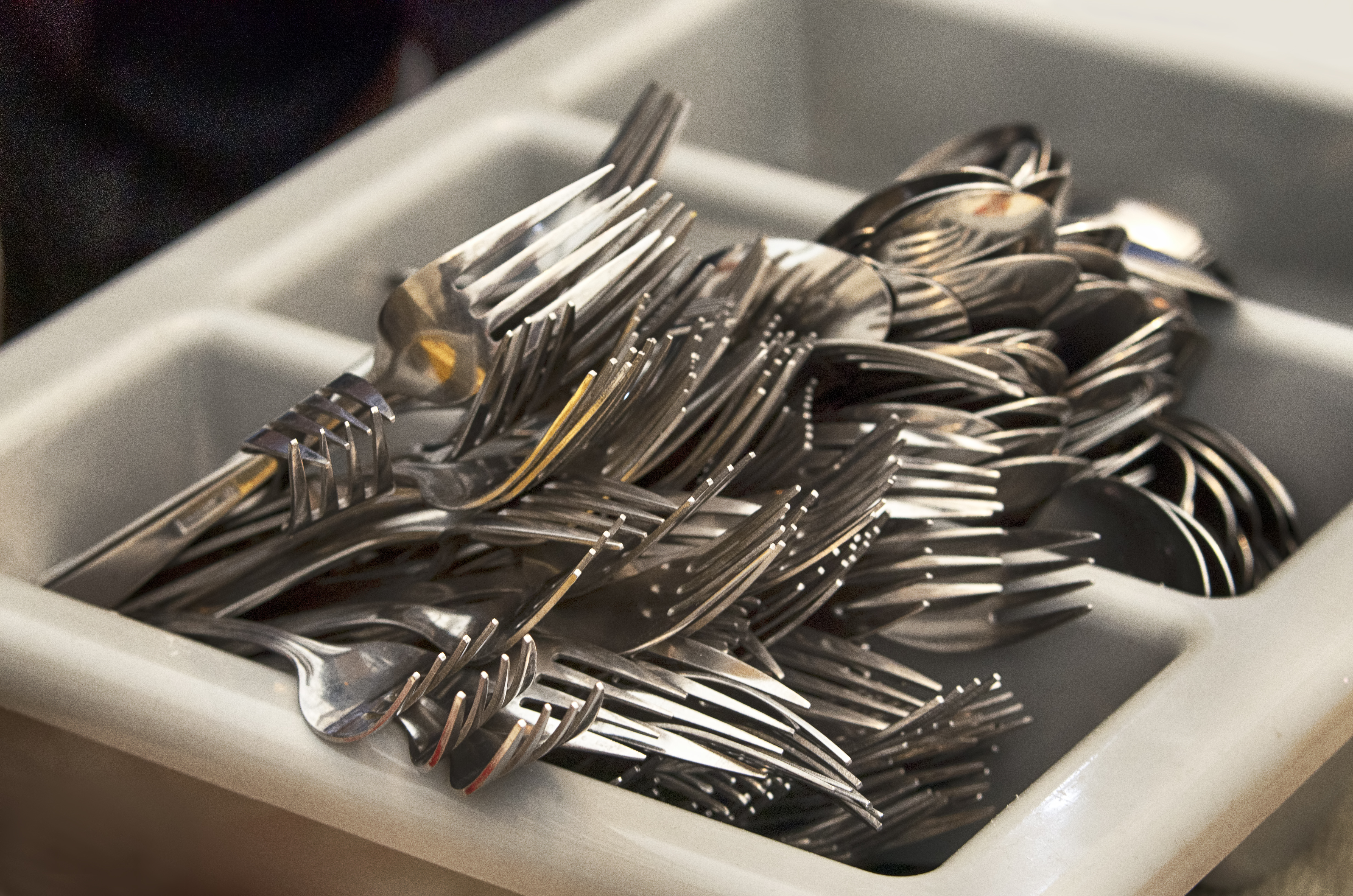 Als afwasser zorg je voor schoon bestek en servies