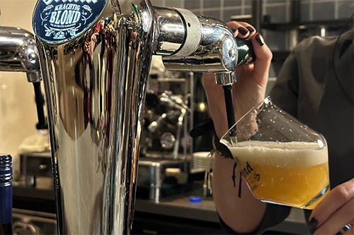 Als medewerker bediening serveer je drankjes en gerechten aan onze gasten