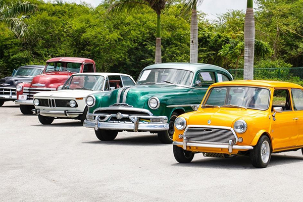 Parkeren kan in de straat voor ons restaurant of op de parkeerplaats achter ons restaurant