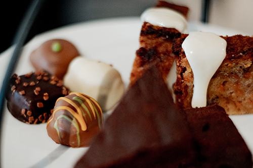 Bonbons, huisgemaakte brownie en huisgemaakte wortelcake bij de high tea
