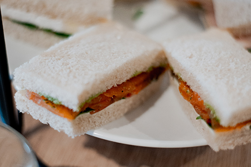 Mini-broodjes met carpaccio, gerookte zalm en brie bij de high tea